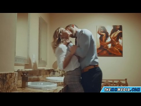 ❤️ جڏهن هڪ busty سنهري اوھان کي هڪ عوامي آرام روم ۾ seduces ❤ جنس